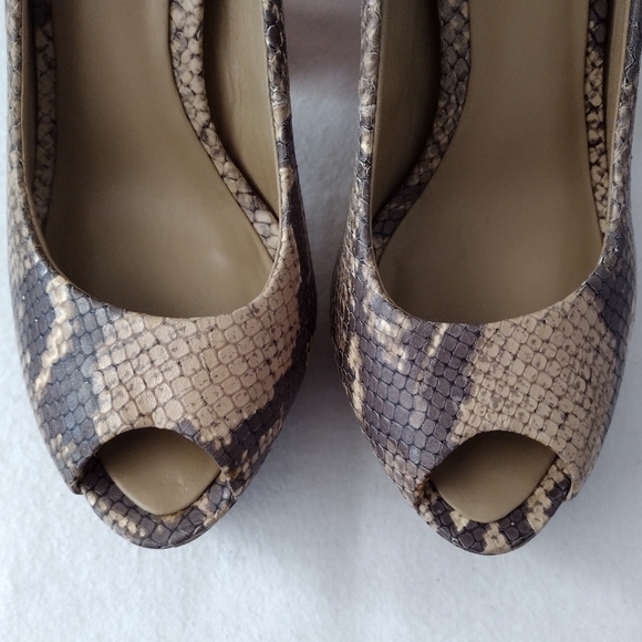 BCBGMAXAZRIA Dahlia Leather Heels. Size 7.5B - Picture 5 of 8